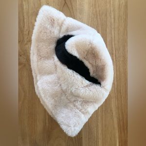 Stylish Nike Apex Faux Fur Swoosh Bucket Hat – Stand Out with Comfort & Style!